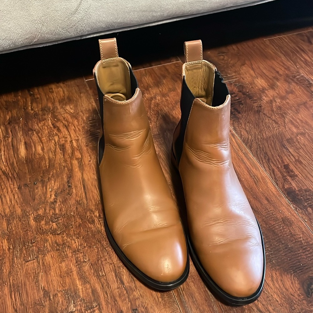 Everlane size 8 Chelsea boot in a color cognac.